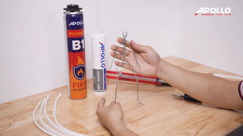 Uốn dây kẽm thành hình dáng khung cơ bản cho mô hình Zombie